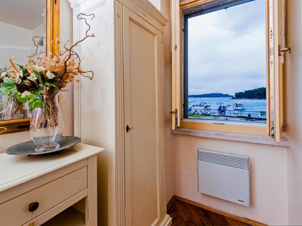 Residence LA CARERA Centro Storico : photo 1 de la chambre chambre double - vue sur mer