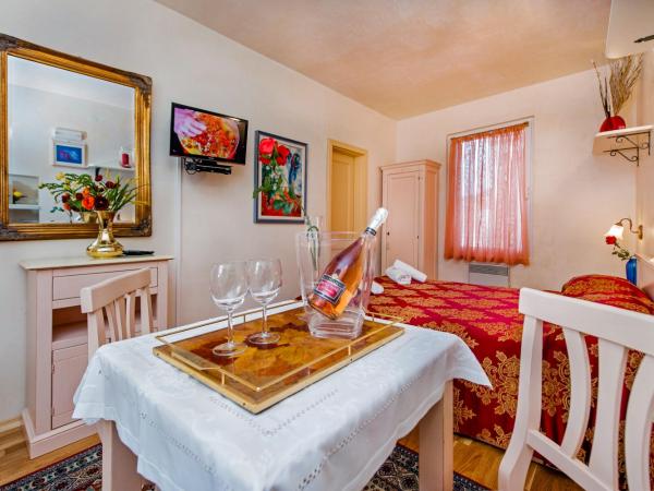 Residence LA CARERA Centro Storico : photo 1 de la chambre chambre double