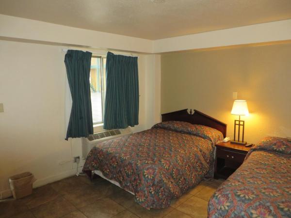 Budgetel Inn and Suites - Louisville : photo 8 de la chambre chambre double avec 2 lits doubles