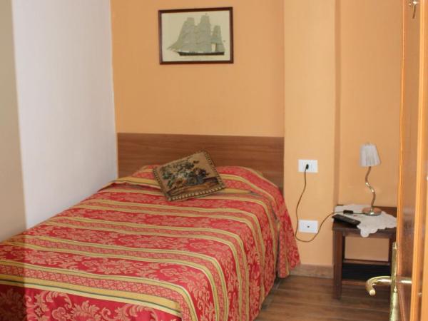 Hotel San Lorenzo : photo 1 de la chambre chambre simple avec salle de bains commune
