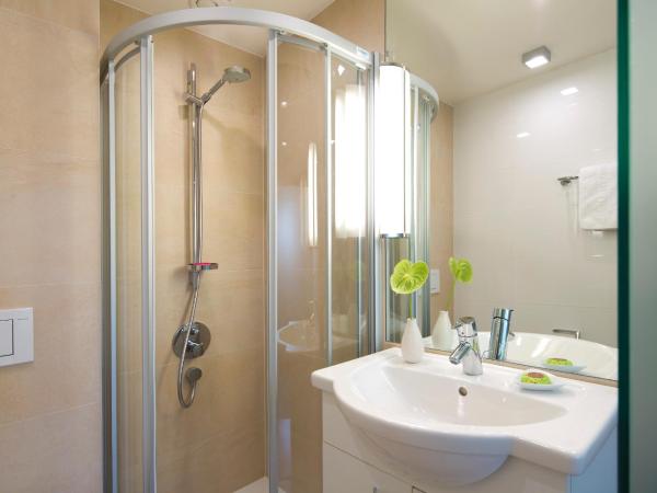 Hotel Maximilian - Stadthaus Penz : photo 4 de la chambre chambre mansardée avec climatisation