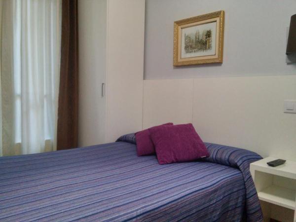 Hostal Lesseps : photo 4 de la chambre chambre double