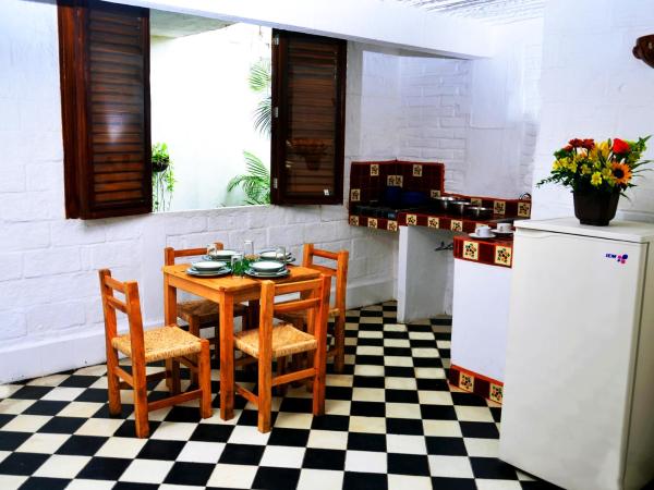 Hotel Hacienda de Vallarta Centro : photo 3 de la chambre chambre quadruple avec kitchenette et climatisation