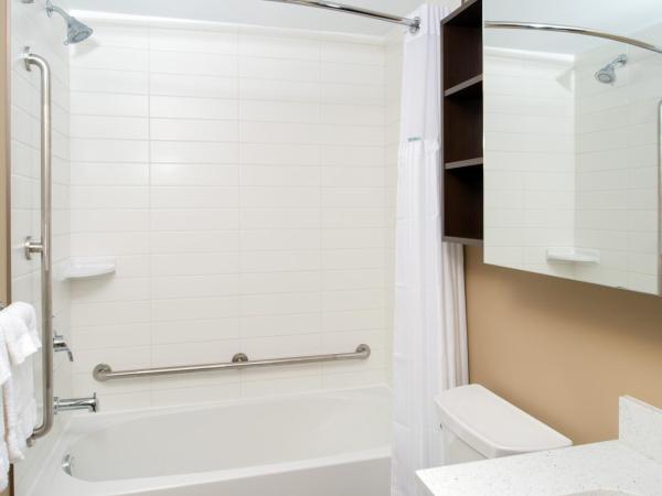 Microtel Inn & Suites by Wyndham Red Deer : photo 4 de la chambre chambre supérieure lit queen-size