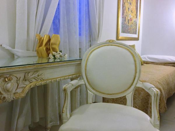 Residenza Due Torri check in presso HOTEL CENTRALE Vicolo Cattani 7 : photo 5 de la chambre chambre quadruple