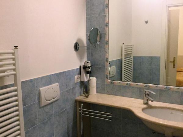 Residenza Due Torri check in presso HOTEL CENTRALE Vicolo Cattani 7 : photo 9 de la chambre chambre triple