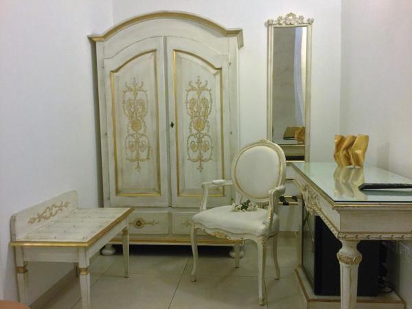 Residenza Due Torri check in presso HOTEL CENTRALE Vicolo Cattani 7 : photo 8 de la chambre chambre triple