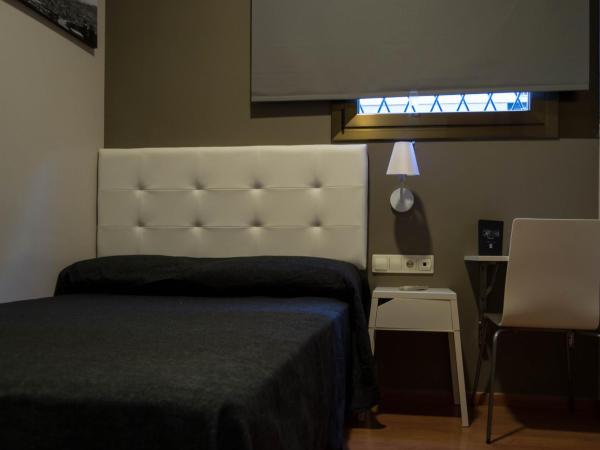 Hostal Sant Pau : photo 1 de la chambre chambre simple avec salle de bains extérieure privative