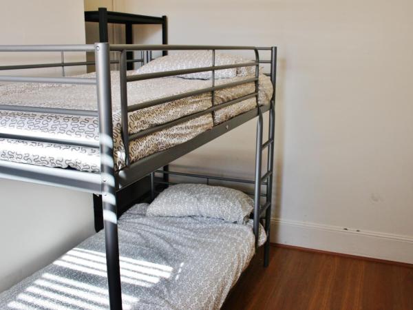 The Hive Hostel - Traveler Friendly, Passport Only : photo 3 de la chambre lit dans un dortoir de 4 lits