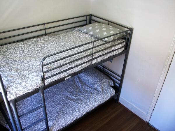 The Hive Hostel - Traveler Friendly, Passport Only : photo 2 de la chambre lit dans un dortoir de 4 lits