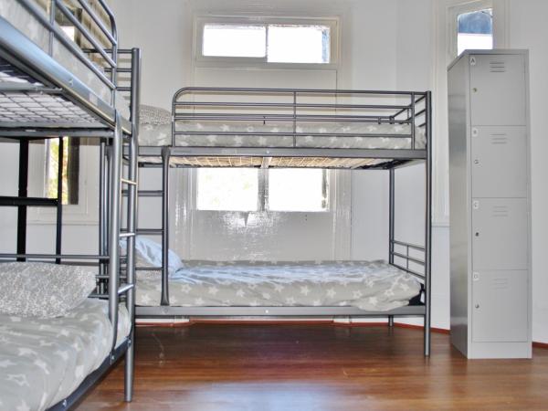 The Hive Hostel - Traveler Friendly, Passport Only : photo 5 de la chambre lit dans un dortoir de 4 lits