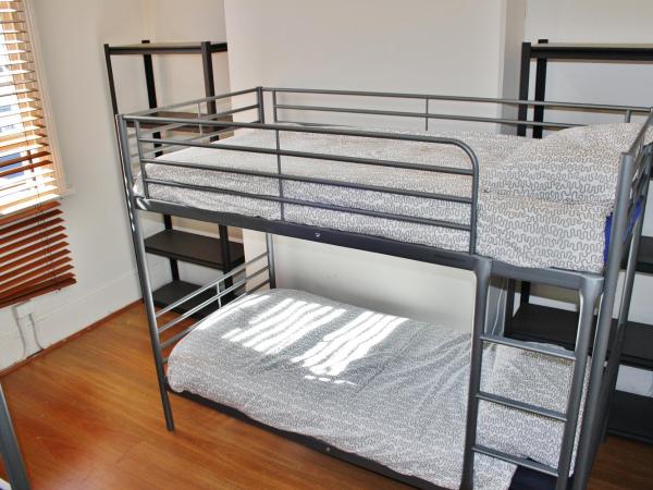 The Hive Hostel - Traveler Friendly, Passport Only : photo 1 de la chambre lit dans dortoir pour femmes de 4 lits