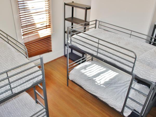 The Hive Hostel - Traveler Friendly, Passport Only : photo 1 de la chambre lit dans un dortoir de 4 lits