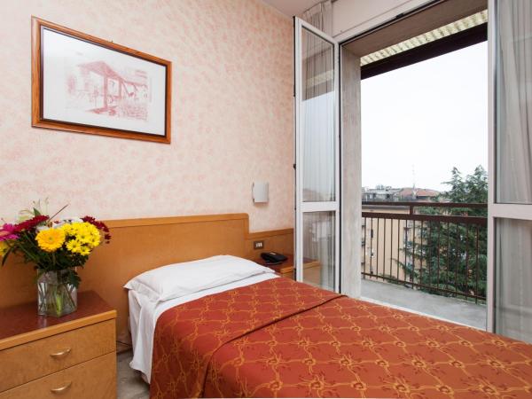 iH Hotels Milano ApartHotel Argonne Park : photo 1 de la chambre chambre lits jumeaux avec kitchenette