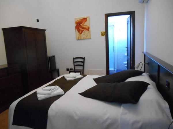 Bed & Breakfast Giardini Di Marzo : photo 2 de la chambre chambre double standard