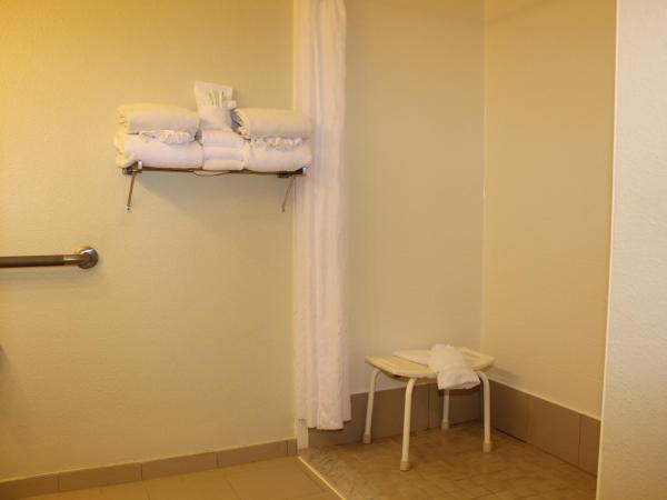 Country Inn & Suites by Radisson, Nashville, TN : photo 8 de la chambre chambre lit king-size avec douche accessible aux fauteuils roulants - accès aux personnes à mobilité réduite/non-fumeurs