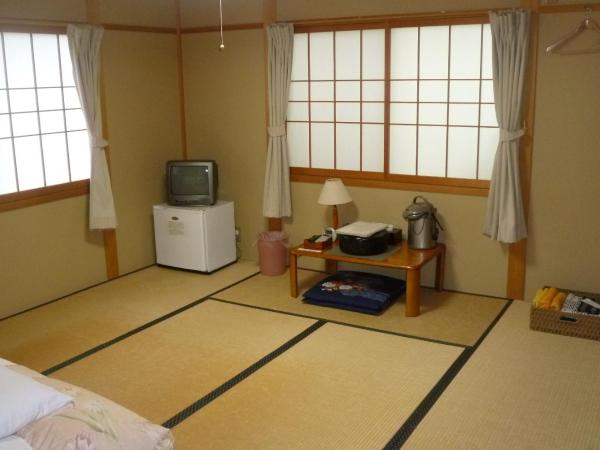 Ryokan Shimizu : photo 2 de la chambre chambre lits jumeaux de style japonais avec salle de bains privative - non-fumeurs