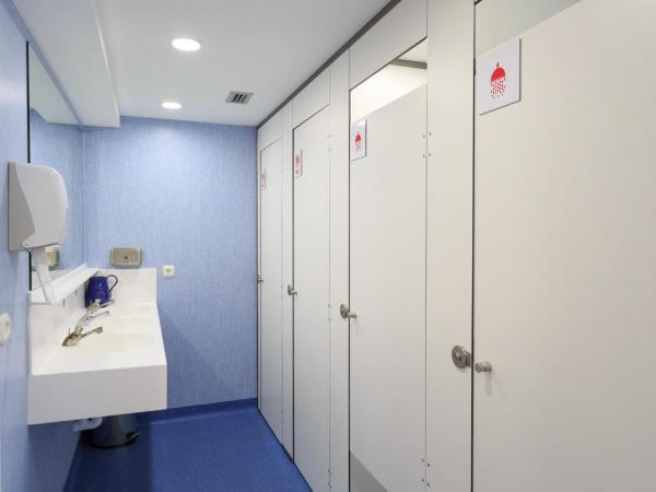 Albergue de Pamplona-Iruñako : photo 3 de la chambre lit dans dortoir de 2 lits avec salle de bains commune