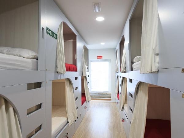 Albergue de Pamplona-Iruñako : photo 3 de la chambre lit superposé dans dortoir mixte avec salle de bains commune