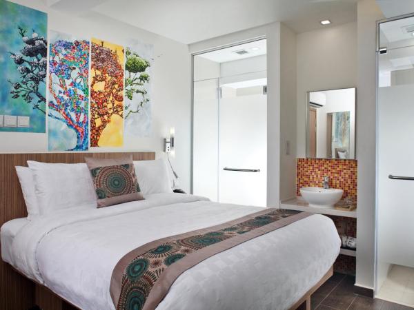 Hotel Clover The Arts : photo 2 de la chambre chambre lit queen-size de luxe sans fenêtre