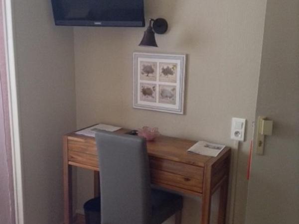 Hôtel le Chalet Fleuri : photo 6 de la chambre chambre lit queen-size