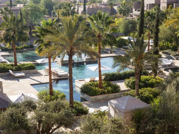 Four Seasons Resort Marrakech : photo 2 de la chambre chambre lit king-size avec terrasse - vue sur piscine