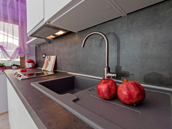 Apartments and Rooms Villa Dea ADULTS ONLY : photo 4 de la chambre appartement 1 chambre avec terrasse et vue sur le jardin