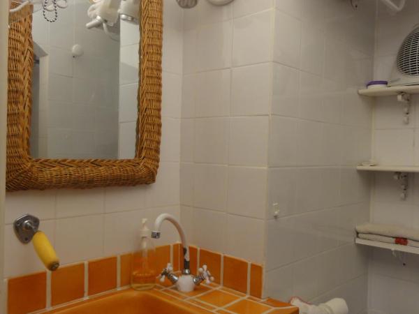 Les Grimaldines - Maison d'Hôtes : photo 10 de la chambre appartement 2 chambres - vue sur château