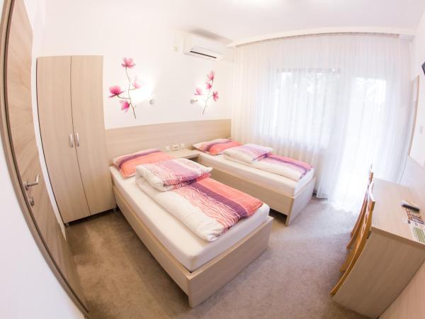 Vándor Vendégház : photo 6 de la chambre chambre lits jumeaux avec salle de bains privative