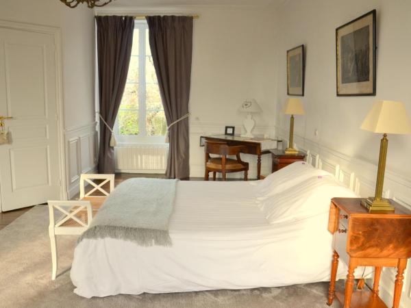 Clos de Bellefontaine B&B : photo 7 de la chambre chambre lit queen-size - vue sur jardin
