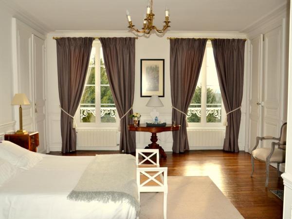 Clos de Bellefontaine B&B : photo 5 de la chambre chambre lit queen-size - vue sur jardin