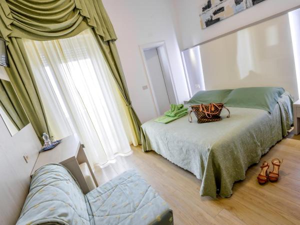 Hotel Corinna : photo 7 de la chambre chambre double ou lits jumeaux avec balcon - vue sur mer