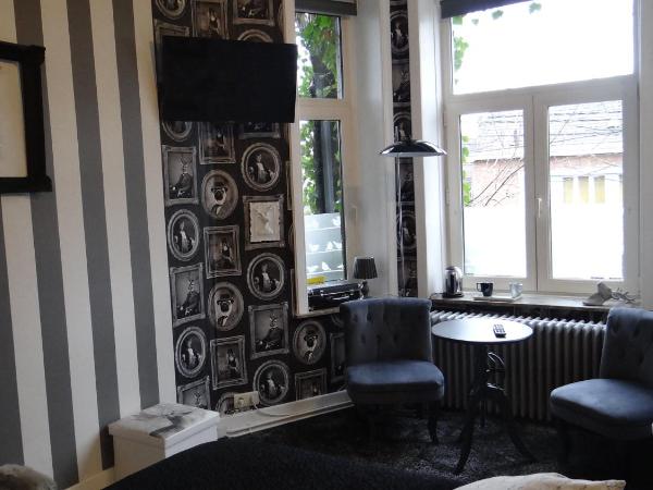 B&B Le Bonimenteur : photo 5 de la chambre noir et blanc - chambre double ou lits jumeaux avec salle de bains privative