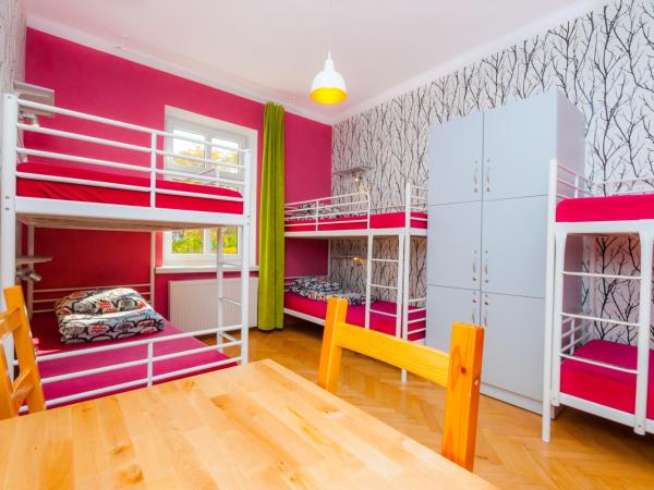 Atlantis Hostel : photo 3 de la chambre chambre pour 6 personnes avec salle de bains commune