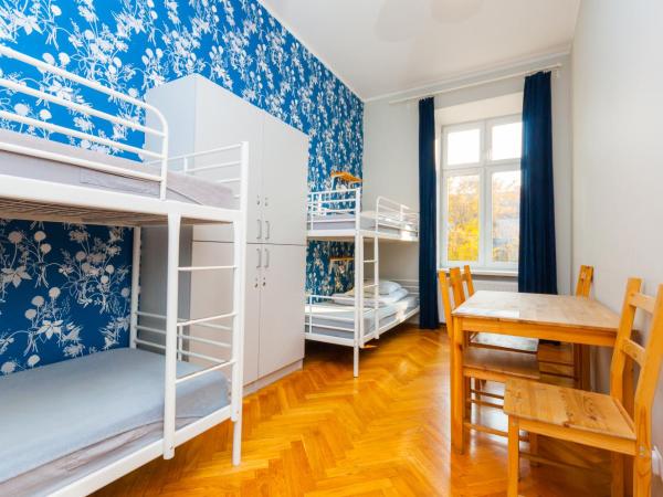 Atlantis Hostel : photo 1 de la chambre chambre quadruple avec salle de bains commune