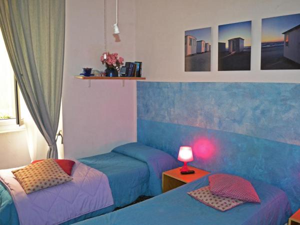 B&B Blue Home : photo 3 de la chambre chambre double ou lits jumeaux avec salle de bains commune