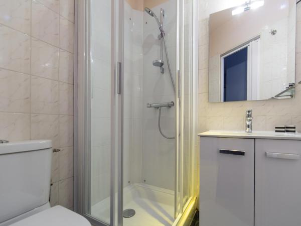 La Carpe d'Or : photo 3 de la chambre chambre quadruple avec salle de bains privative