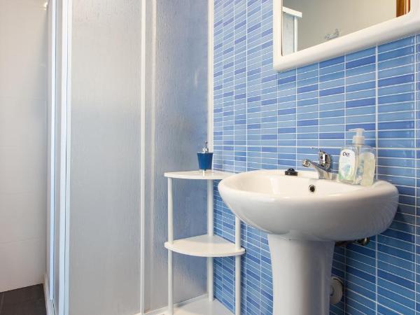 West Side Guesthouse : photo 6 de la chambre chambre lits jumeaux avec salle de bains privative