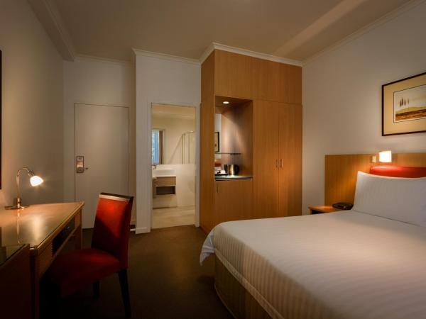 BEST WESTERN PLUS Travel Inn : photo 5 de la chambre chambre lit queen-size deluxe