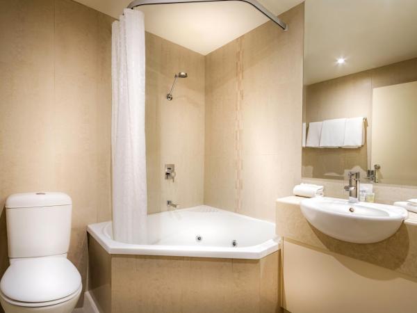 BEST WESTERN PLUS Travel Inn : photo 3 de la chambre suite avec baignoire spa
