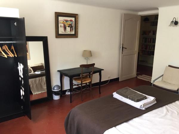 Villa Tricia Cannes : photo 6 de la chambre chambre lits jumeaux standard avec salle de bains commune - vue sur jardin