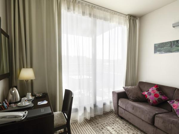 Hôtel de l'Arbois : photo 9 de la chambre suite lit queen-size avec canapé-lit et balcon