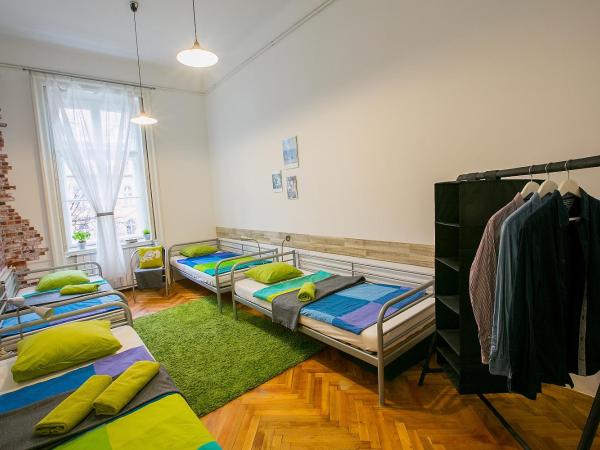 Friends Hostel & Apartments : photo 3 de la chambre chambre familiale