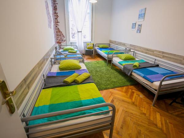 Friends Hostel & Apartments : photo 2 de la chambre chambre familiale