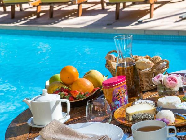 La Campagne St Lazare - Restaurant Chambres d'Hôtes Piscine & SPA : photo 6 de la chambre studio confort - côté piscine