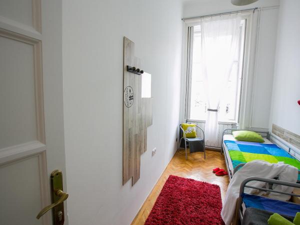 Friends Hostel & Apartments : photo 1 de la chambre chambre lits jumeaux Économique avec salle de bains commune