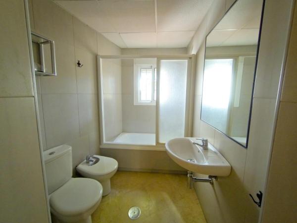 Hostal La Muralla : photo 8 de la chambre chambre double ou lits jumeaux avec salle de bains privative