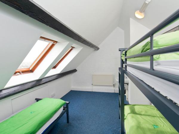 YHA Bristol : photo 4 de la chambre lit superposé en dortoir masculin avec salle de bains commune