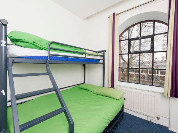 YHA Bristol : photo 1 de la chambre chambre double 3 lits avec salle de bains commune