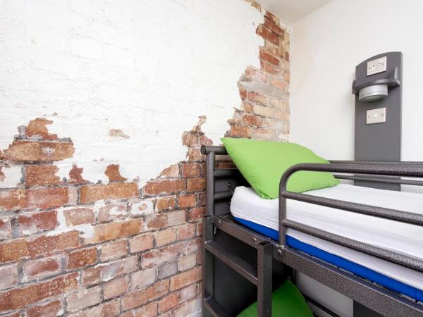 YHA Bristol : photo 2 de la chambre lit superposé en dortoir masculin avec salle de bains commune
